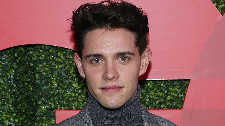 Casey Cott pose pour les caméras