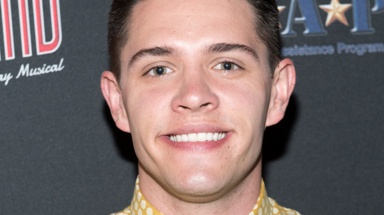 Casey Cott pose pour les caméras