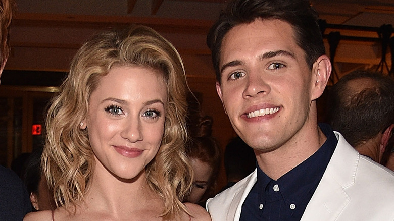 Lili Reinhart et Casey Cott posant ensemble