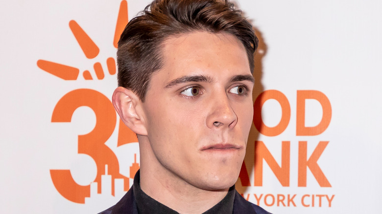 Casey Cott pose pour les caméras