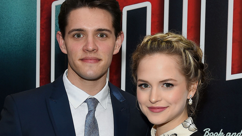 Casey Cott et Stephanie Styles posant ensemble