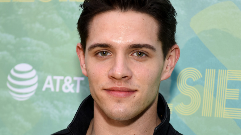 Casey Cott pose pour les caméras