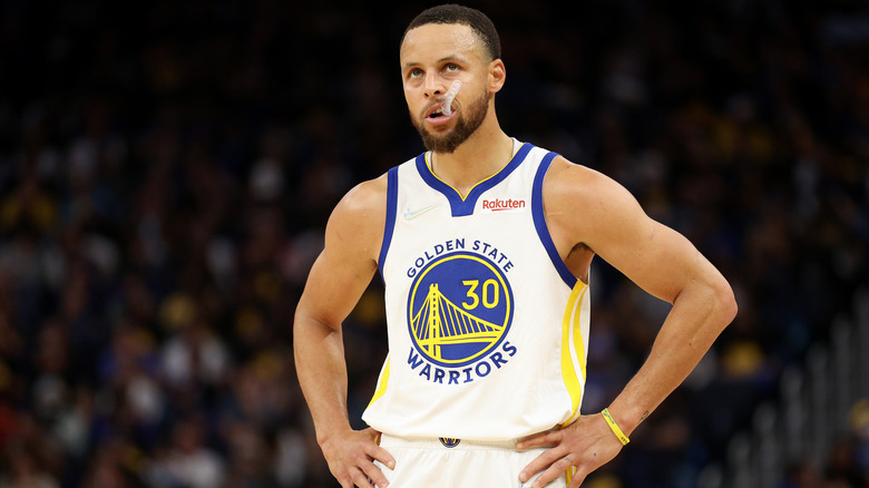 Stephen Curry debout sur un terrain de basket