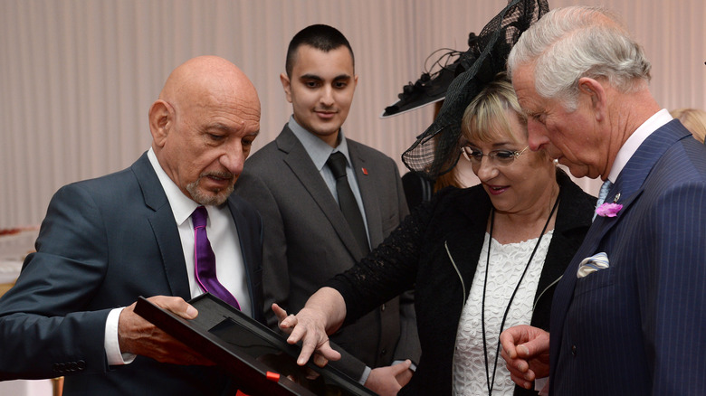 Sir Ben Kingsley donne à Charles un livre numérique de souvenirs