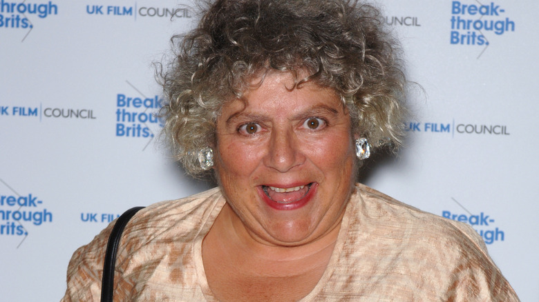 Miriam Margolyes sourit sur un tapis rouge