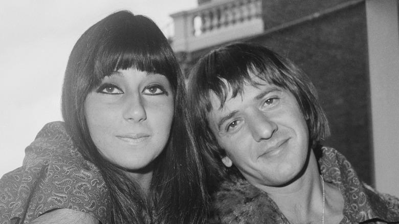 Cher et Sonny Bono, posant