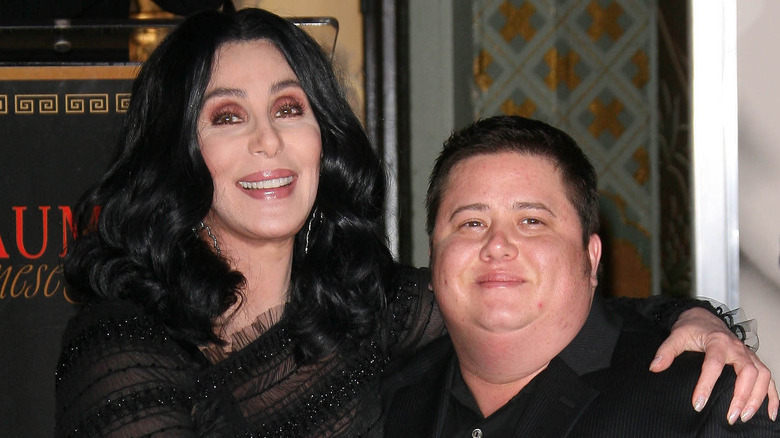 Cher et Chaz Bono, posant