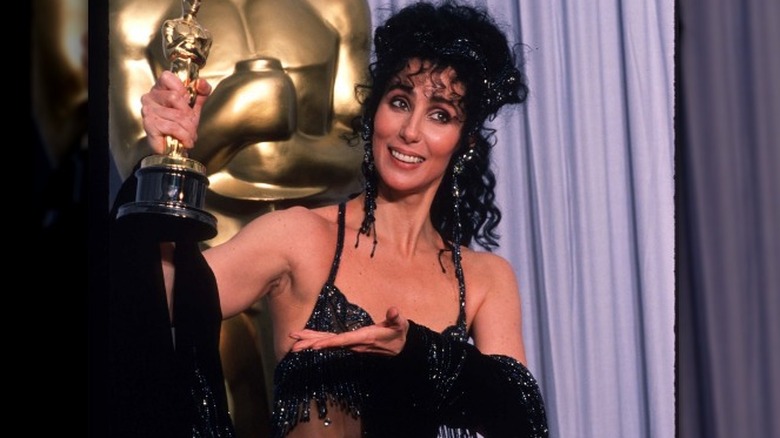 Cher dans un autre look noir de Bob Mackie pour les Oscars