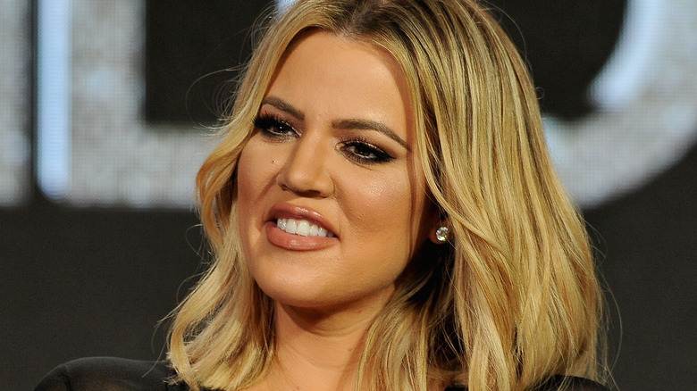 Khloé Kardashian souriante