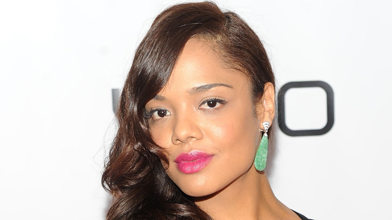 Tessa Thompson sourit sur le tapis rouge