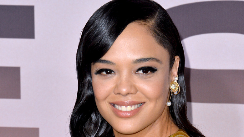 Tessa Thompson sourit sur le tapis rouge