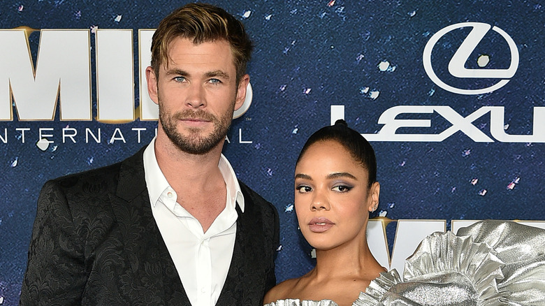 Chris Hemsworth et Tessa Thompson posent sur le tapis rouge