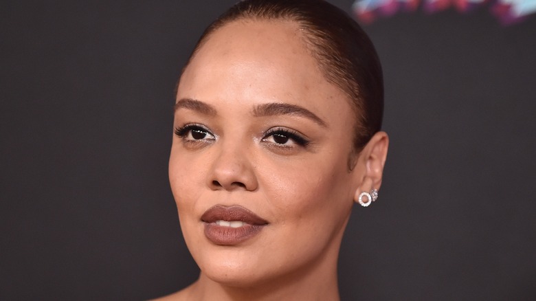 Tessa Thompson sourit sur le tapis rouge