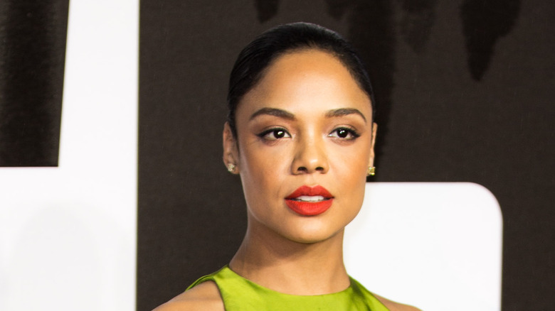 Tessa Thompson pose sur le tapis rouge