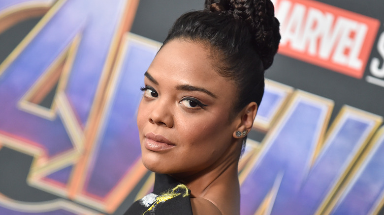 Tessa Thompson pose sur le tapis rouge