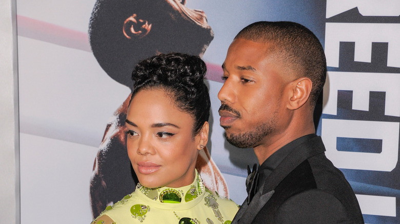 Tessa Thompson et Michael B. Jordan posent sur le tapis rouge