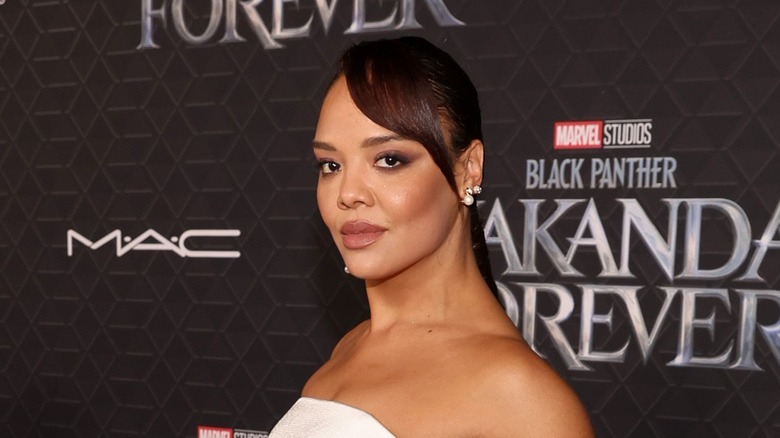 Tessa Thompson pose sur le tapis rouge