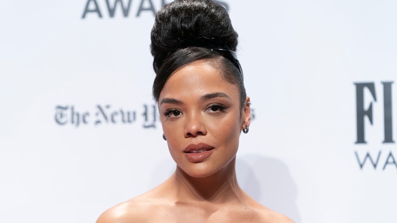 Tessa Thompson pose sur le tapis rouge