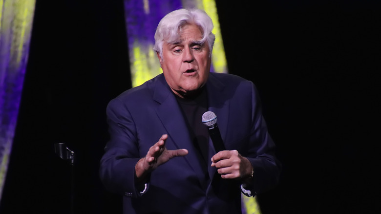 Jay Leno parlant sur scène