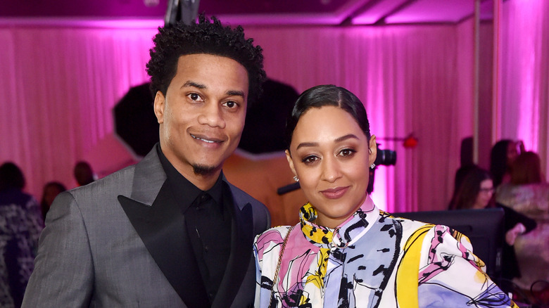 Cory Hardrict et Tia Mowry posent lors d'un événement en 2020