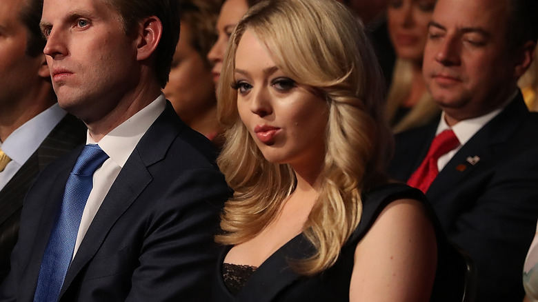 Tiffany Trump assise et posant