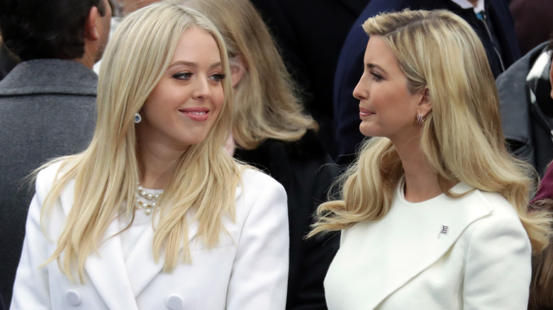 Tiffany et Ivana Trump se sourient