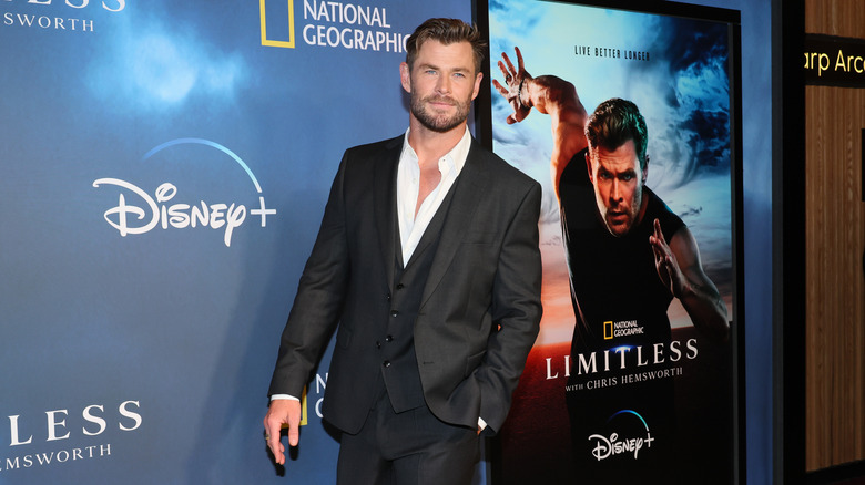 Chris Hemsworth pose