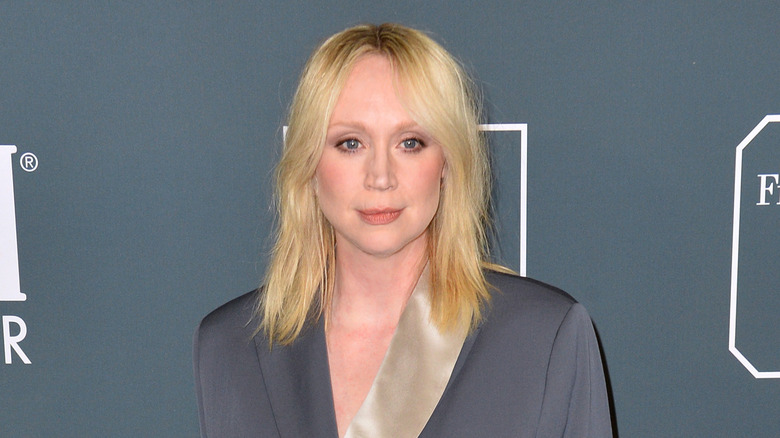 Gwendoline Christie en tailleur gris