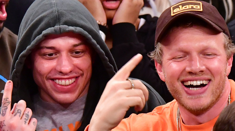 Pete Davidson et Sebastian Bear-McClard sourient