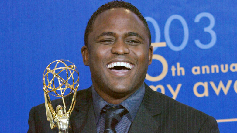 Wayne Brady riant, tenant Emmy