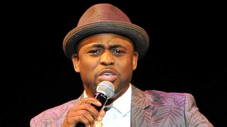 Wayne Brady tient un micro