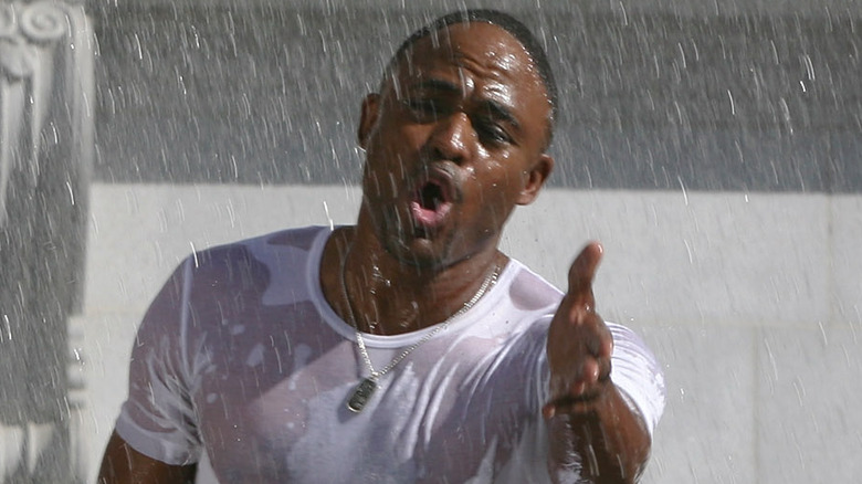 Wayne Brady sous la pluie, chantant