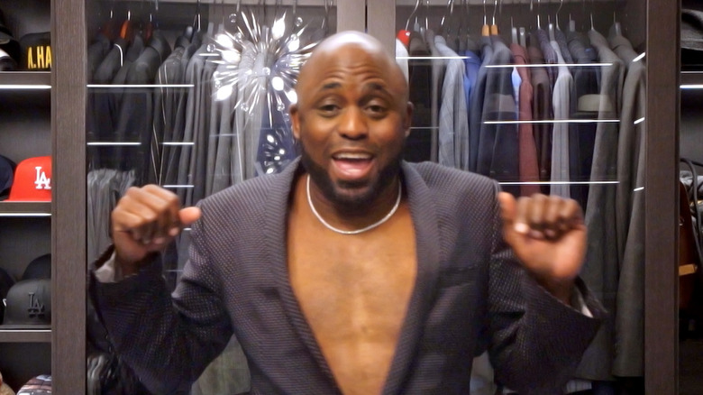 Wayne Brady dans son placard, l'air excité