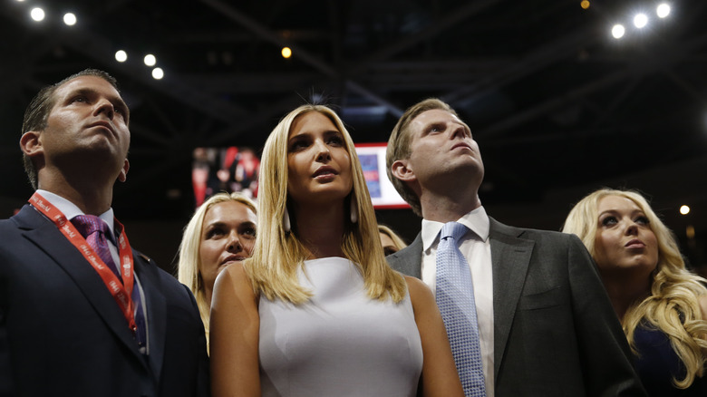 Donald Trump Jr., Ivanka Trump, Eric Trump et Tiffany Trump posant ensemble