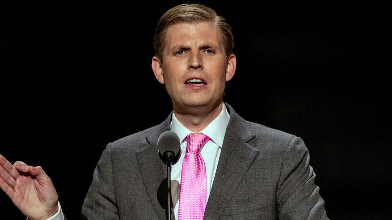 Eric Trump en cravate rose