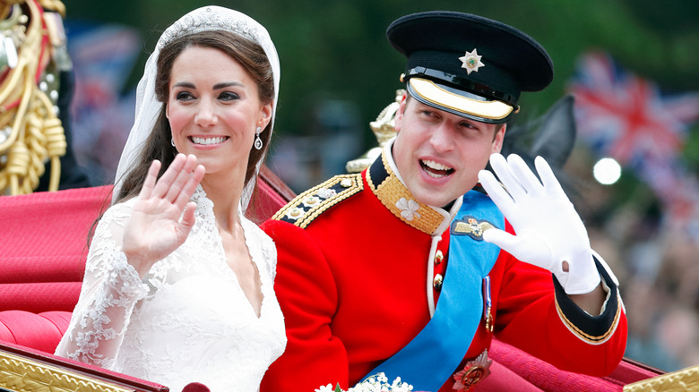 Le prince William et Kate Middleton saluant