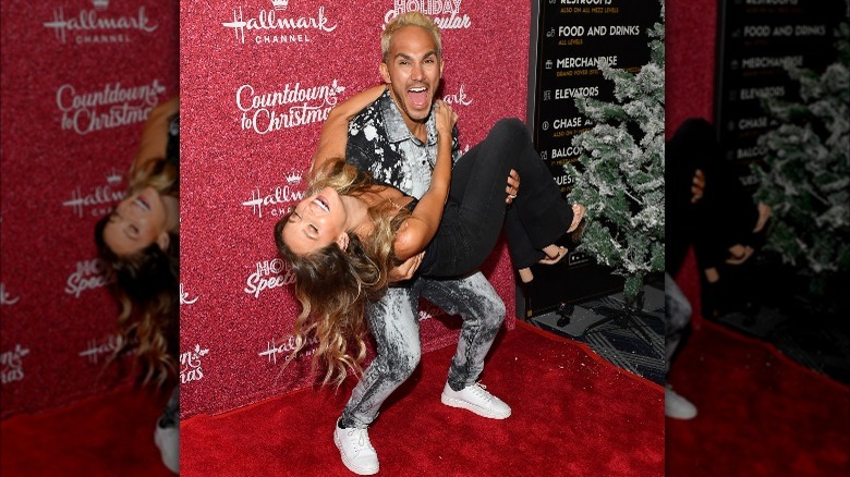 Carlos tient Alexa PenaVega