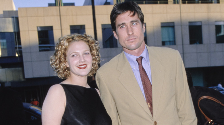 Drew Barrymore et Luke Wilson posant ensemble