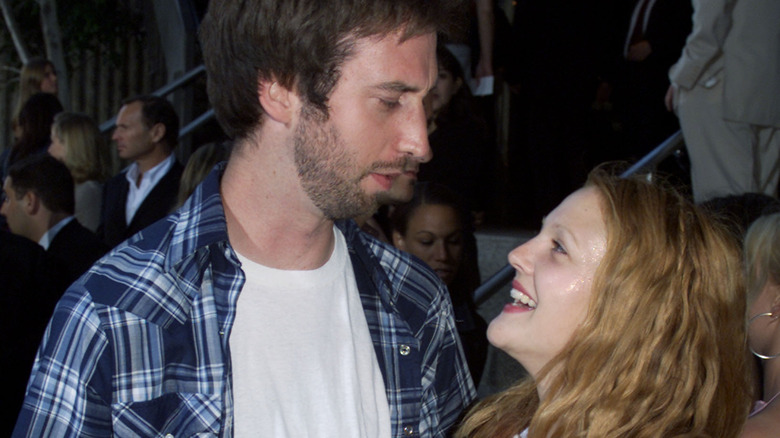 Drew Barrymore regarde Tom Green