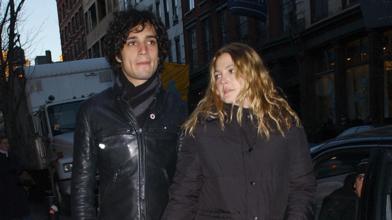 Fabrizio Moretti et Drew Barrymore à New York, 2004