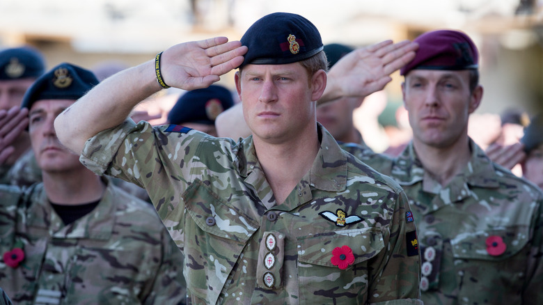 Le prince Harry salue en uniforme militaire