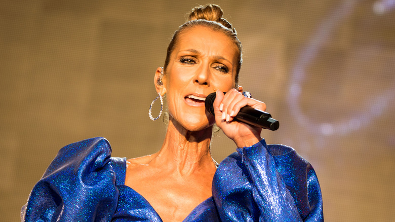 Céline Dion chante