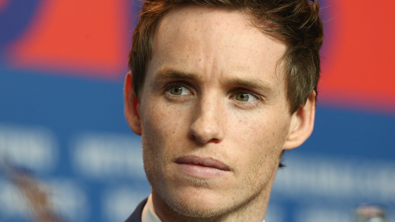 Eddie Redmayne avec une expression sérieuse