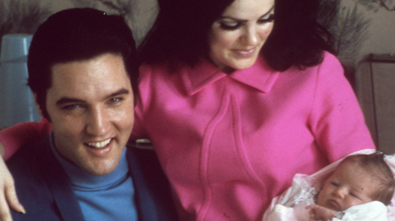 Elvis Presley Priscilla Presley avec bébé Lisa Marie