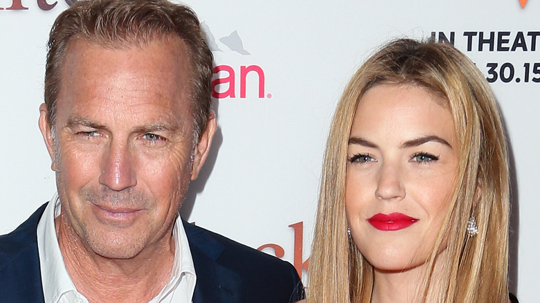 Lily Costner et son père Kevin Costner posant pour les caméras 