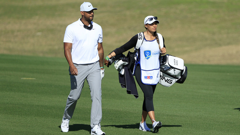 Aaron Hicks et Cheyenne Woods Hicks jouent au golf