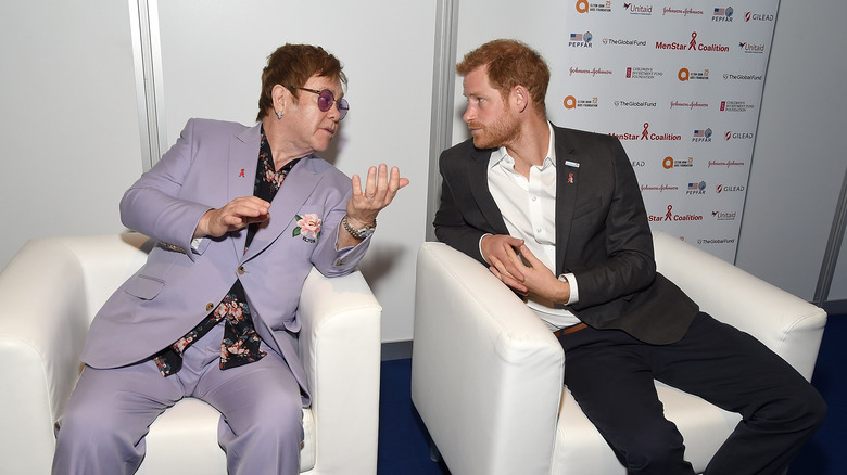 Elton John et le prince Harry discutent 