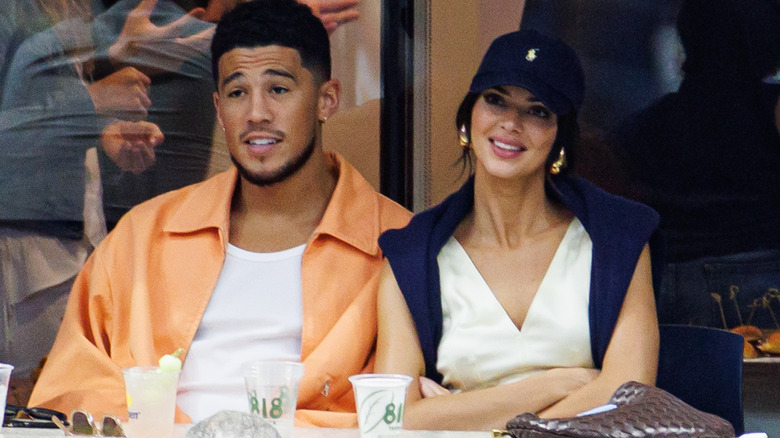 Kendall Jenner et son petit ami Devin Booker assis