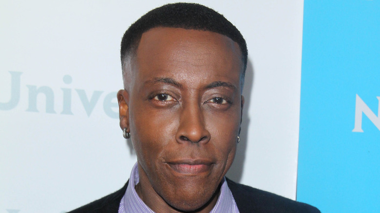 Arsenio Hall posant pour les caméras