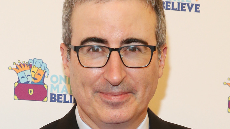 John Oliver sur tapis rouge